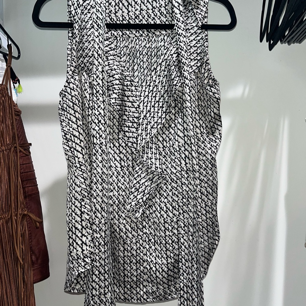 New York & Company Monochrome Sleeveless Blouse